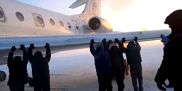 Pasageri rusi imping un avion pentru a-l dezlipi de pe pista FOTO Captura video