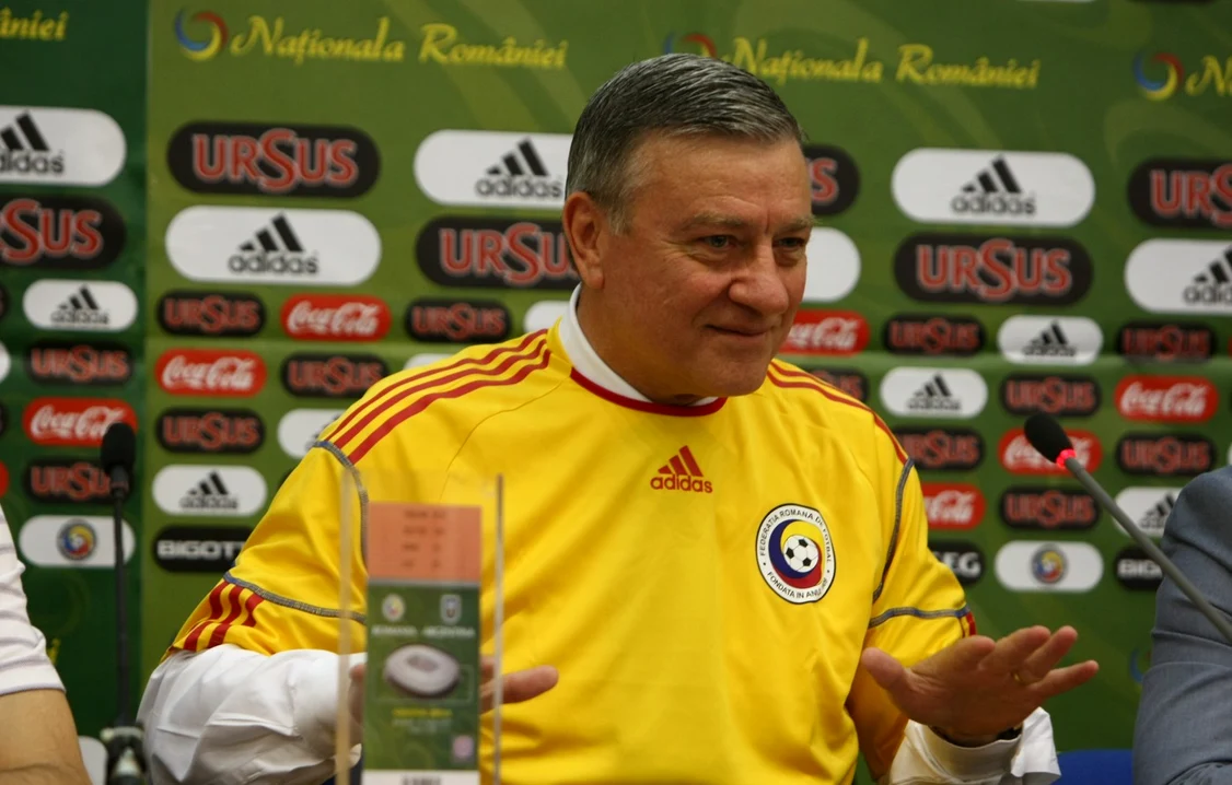 Mircea Sandu, în echipamentul echipei naționalei   FOTO FRF