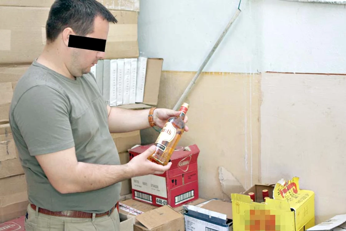 
    În laboratorul clandestin, poliţiştii au găsit  sute de sticle de whisky  
