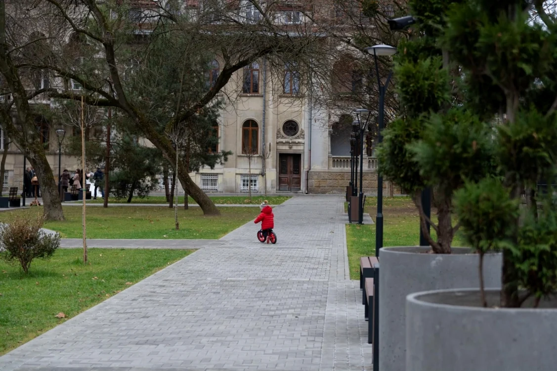 Oamenii din Cernăuţi învaţă să trăiască cu sabia războiului FOTP Facebook Primăria Cernăuţi