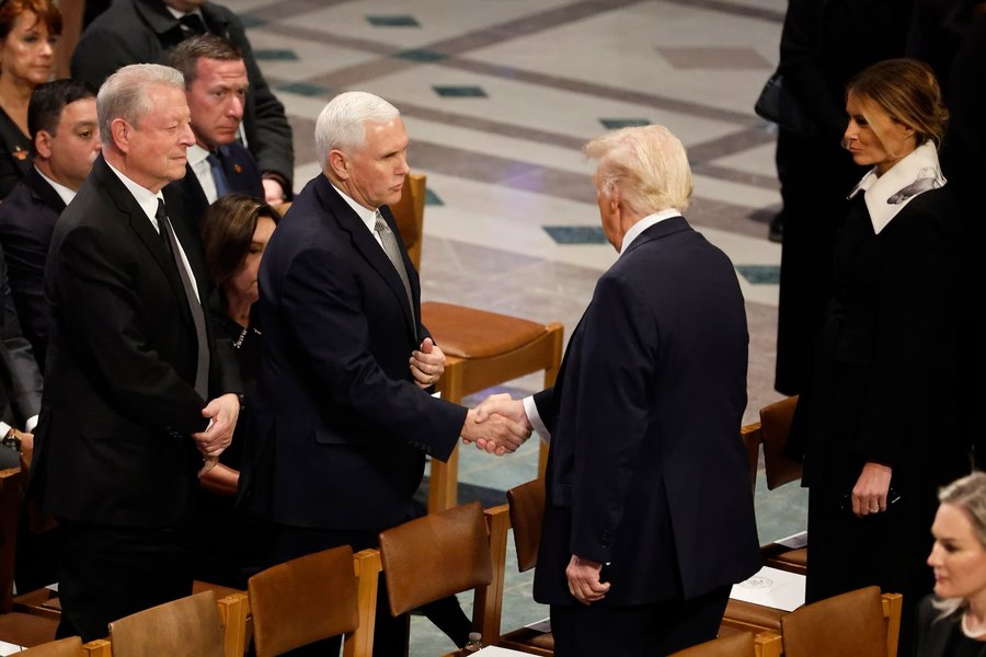 Donald Trump i-a strâns mâna fostului său vicepreședinte, la înmormântarea lui Jimmy Carter