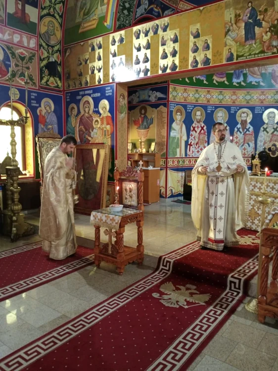 Slujbă în limbaj mimico-gestual la Biserica surzilor din Piteşti. Persoanele cu deficienţe de auz, invitate la o agapă frăţească