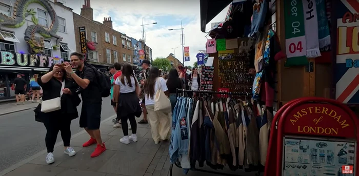 Românii din Marea Britanie își cumpără haine contrafăcute din Camden. Captură video