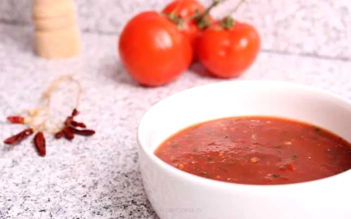 Sosul de usturoi cu roşii coapte, un deliciu FOTO delicatesa.ro
