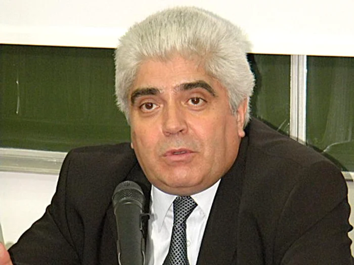 Profesorul universitar doctor Gheorghe Ţarălungă, de la Facultatea de Farmacie din Universitatea Constanţa, a cerut 200 euro mită