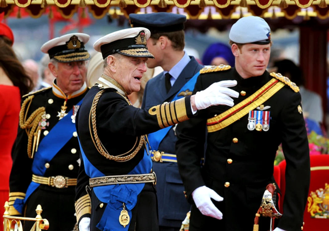 
    Prinţul Philip  se mândrea cu  nepoţii lui, care  au îmbrăţişat  cariera militară,  iar Harry era  preferatul lui  