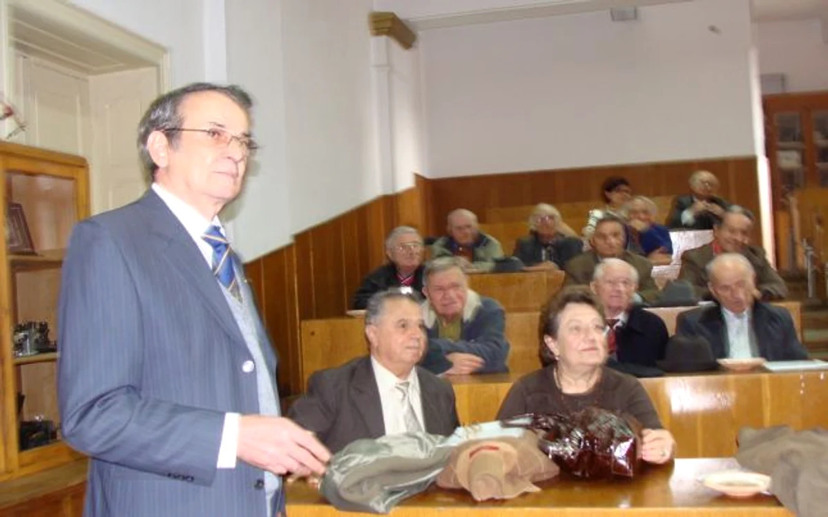 Academicianul Gheorghe Udubasa vorbindu-le colegilor săi de la Colegiul „Al. Lahovari”