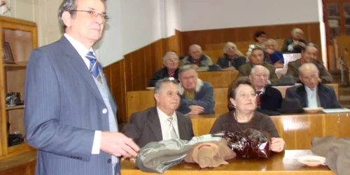 Academicianul Gheorghe Udubasa vorbindu-le colegilor săi de la Colegiul „Al. Lahovari”