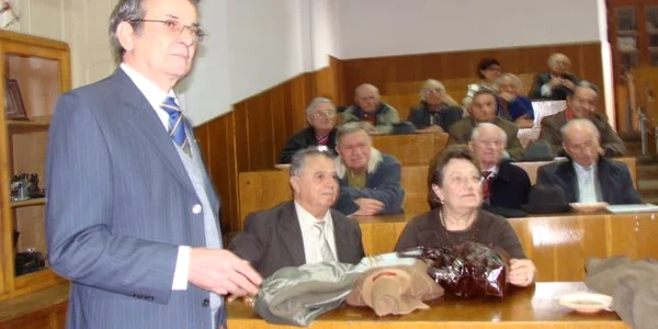 Academicianul Gheorghe Udubasa vorbindu-le colegilor săi de la Colegiul „Al. Lahovari”