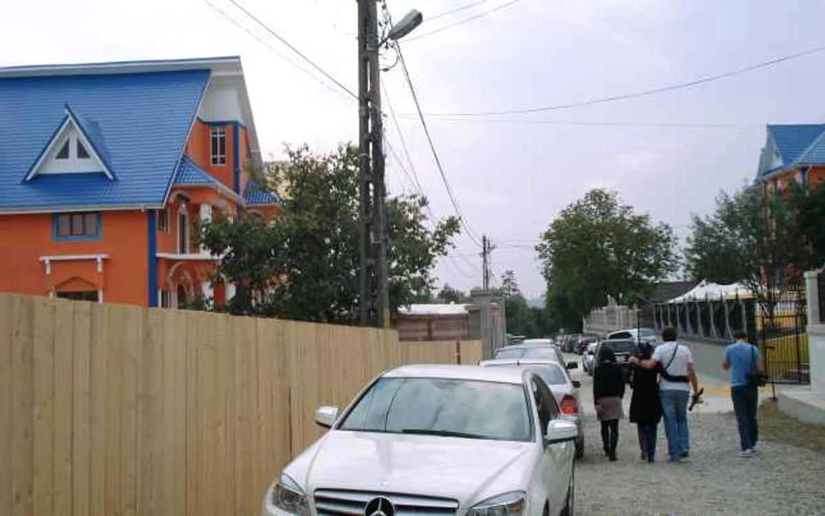 În comuna Grajduri din judeţul Iaşi aproape fiecare membru al comunităţii ţigăneşti are cel puţin un Mercedes la poartă FOTO Adevărul