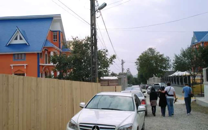 În comuna Grajduri din judeţul Iaşi aproape fiecare membru al comunităţii ţigăneşti are cel puţin un Mercedes la poartă FOTO Adevărul