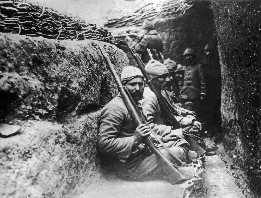 Soldaţi turci în tranşee, în apropierea de Smyrna (Izmir), în 1922, în timpul Războiului Greco-Turc