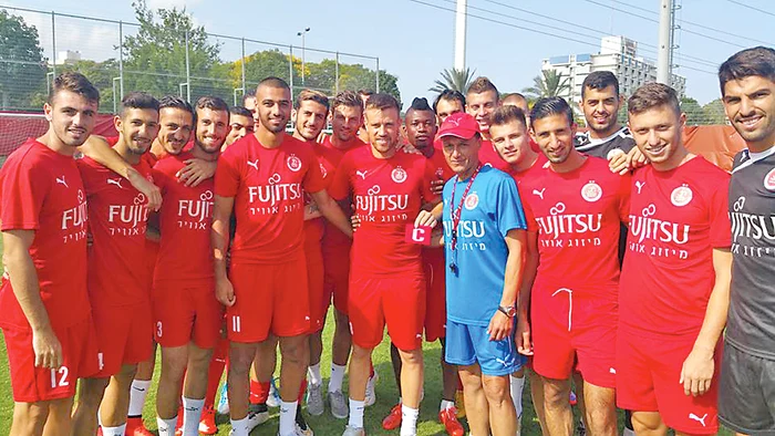 
    Pintilii, în mijlocul coechipierilor care l-au votat căpitan  