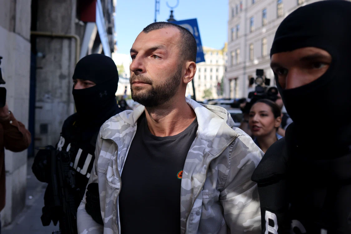 Persoane sunt aduse de către polițiști la sediul Direcției Generale de Poliție a Municipiului București în dosarul legat de violențele de la protestul din Piața Victoriei din data de 15 septembrie 2026  Inquam Photos / George Călin