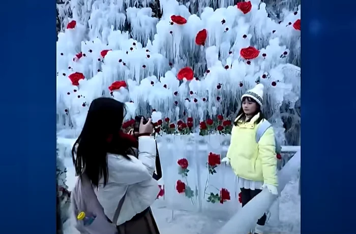 S-a folosit vată pentru a crea o atmosferă de iarnă. FOTO captură video YouTube China Observer