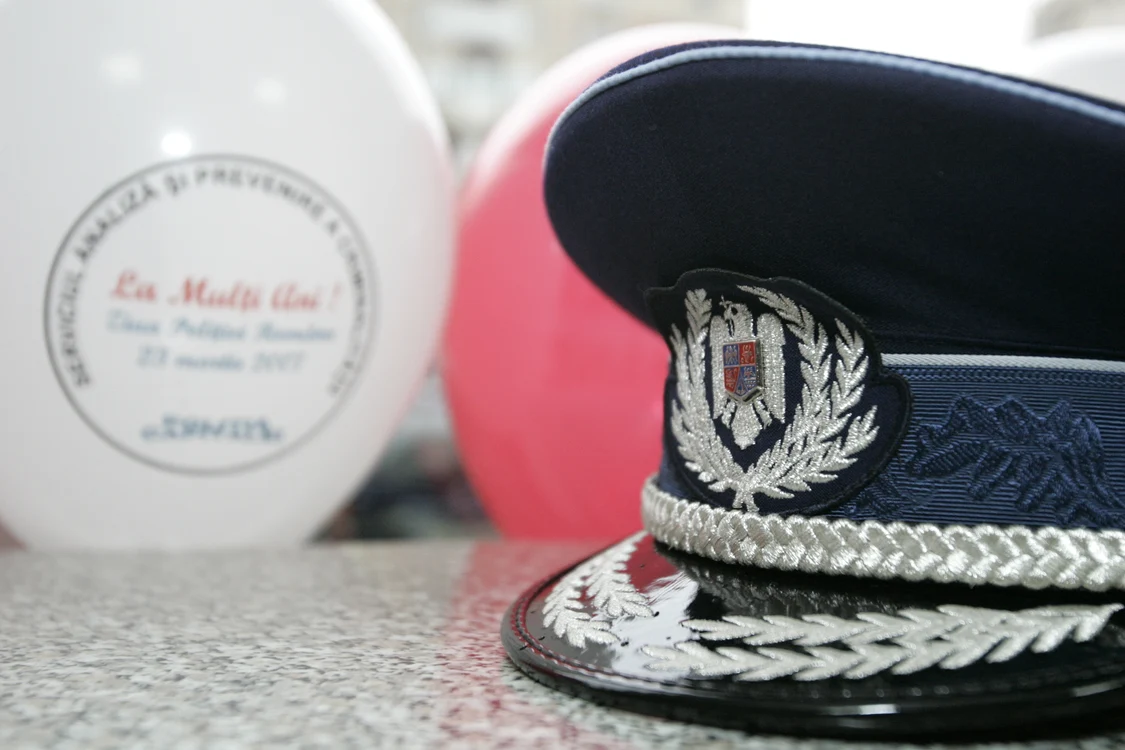 
    La mulţi ani, Poliţiei Române!  