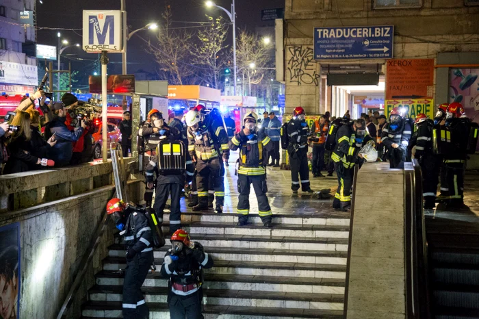 
    Stația de metrou de la Piața Romană a fost scena unei simulări la care au participat sute de salvatoriFOTO: IGSU  