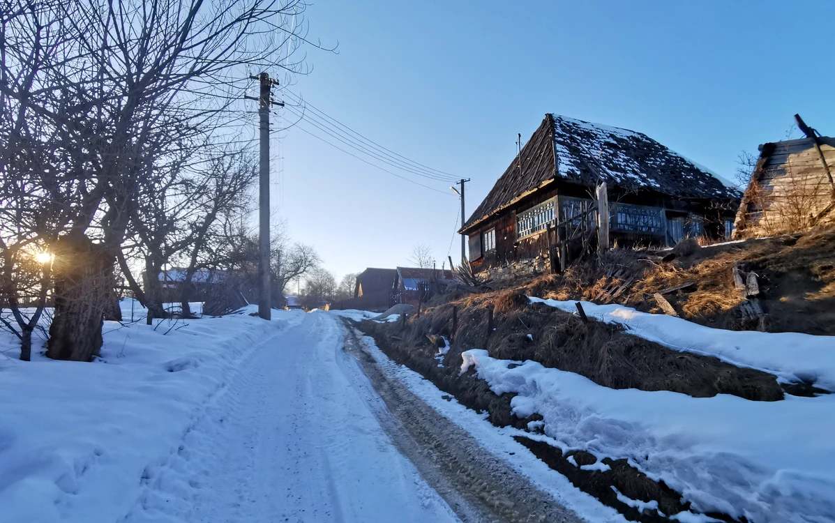 Niciun drum spre satul Vadu Dobrii nu a fost modernizat. Foto: Daniel Guță