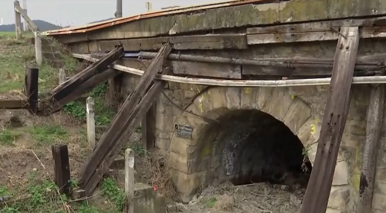 Podul se sprijină în proptele FOTO: captură video