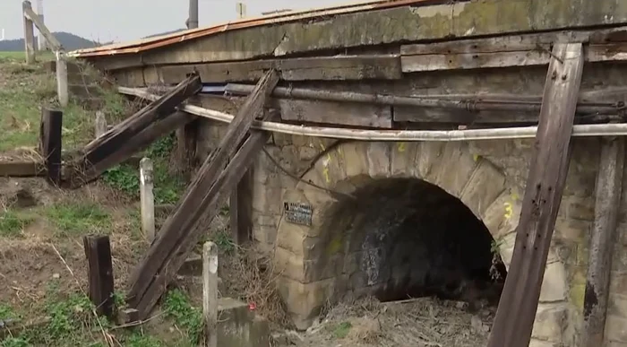 Podul se sprijină în proptele FOTO: captură video