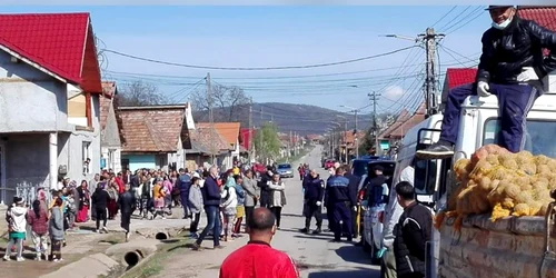 inghesuiala la alimentele donate de primaria jibou foto usr salaj