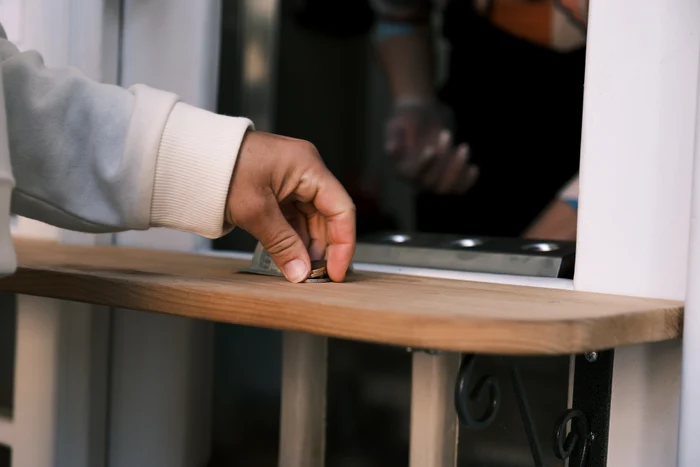 Un tânăr a furat bani de la proprietarul unei tarabe / FOTO: Pixabay