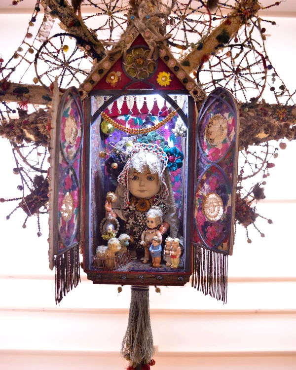 O machetă de Crăciun, cu sfori, lumini și surpriză la fiecare ușă deschisă. FOTO: Arhivă Personală