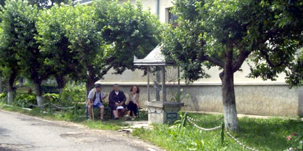 Bătrânii încearcă să uite de probleme stând afară, la taclale 
