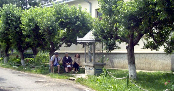 Bătrânii încearcă să uite de probleme stând afară, la taclale 