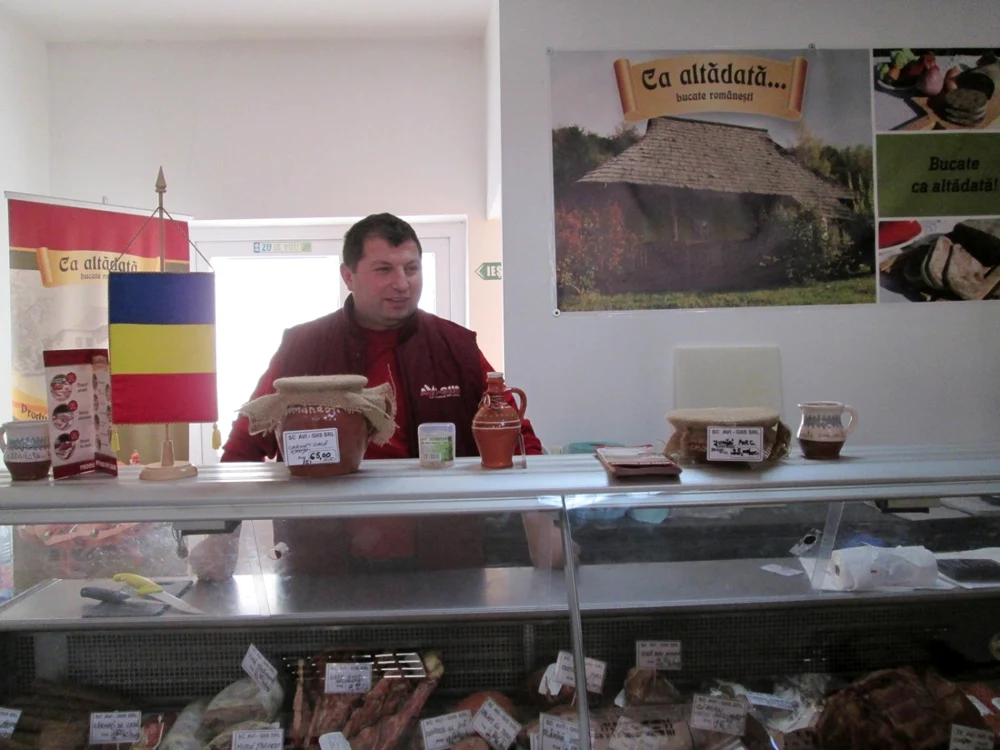 Producatorii isi imbie clientii cu tot felul de bunatati traditionale. Foto Adevarul