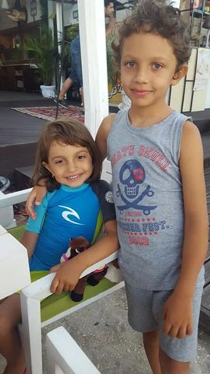 Cei doi copii ai Cristinei Spătar, Albert și Aida