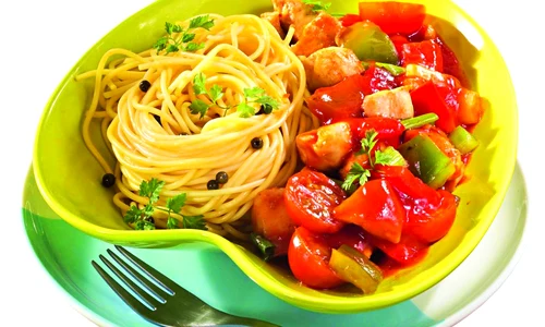 spaghete cu pui si rosii jpeg