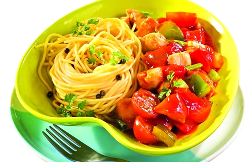 spaghete cu pui si rosii jpeg