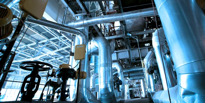 țevi și robineți dintr-un complex de producție a energiei nucleare