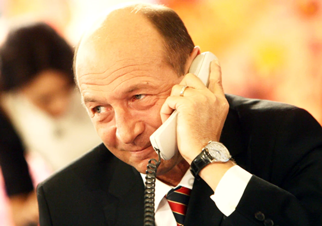 În pauzele dintre partidele de amor, se pare că Vlad Filat vorbea la telefon și cu Traian Băsescu