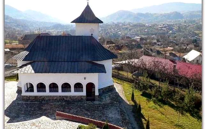 Biserica şi satul Antoneşti FOTO:bentodica.blogspot.ro