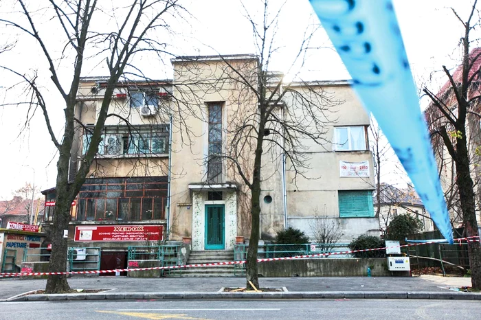 
    Paul Sebastian are un  atelier de cizmărie la parterul  casei evacuate şi a venit ieri  să îşi care din lucruri  