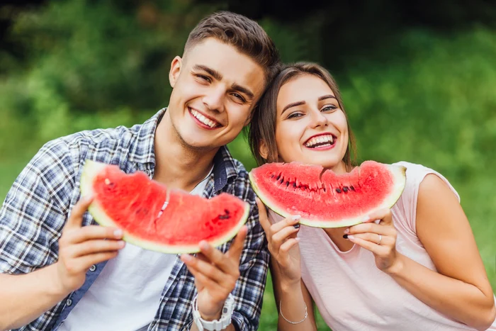 
    Daca visezi la o partida de amor cu scantei, ar fi bine sa incepi sa consumi zilnic pepene rosufoto: 123RF  