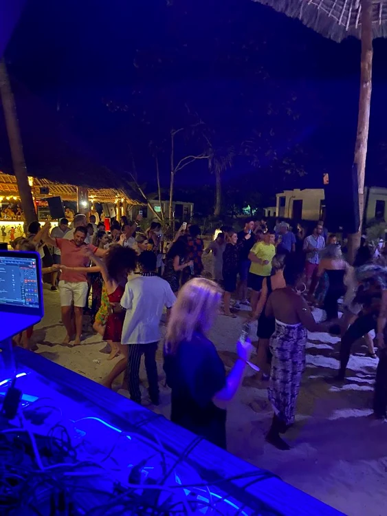 Petrecerea de pe plaja din Zanzibar unde a mixat DJ Sebuh