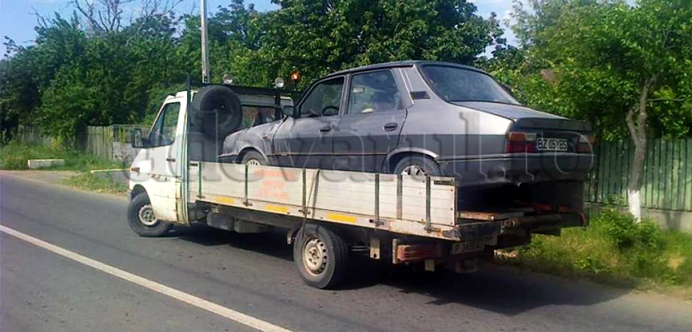 Maşina a fost transportată la Zoreşti cu o platformă mobilă   FOTO: Cosmin Brătescu