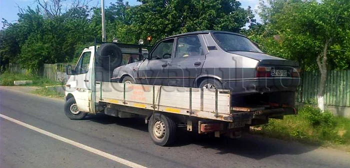 Maşina a fost transportată la Zoreşti cu o platformă mobilă   FOTO: Cosmin Brătescu