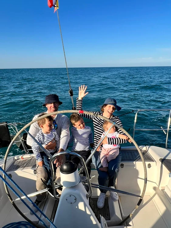 Eli Roman pe velier cu trei copii experienta in 5 pe mare (1) jpg