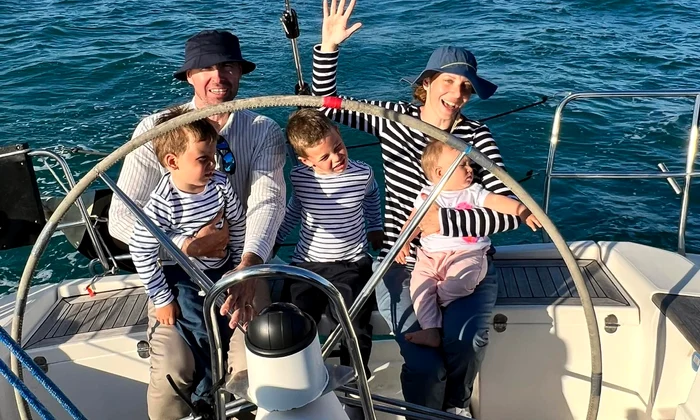 Eli Roman pe velier cu trei copii experienta in 5 pe mare (1) jpg