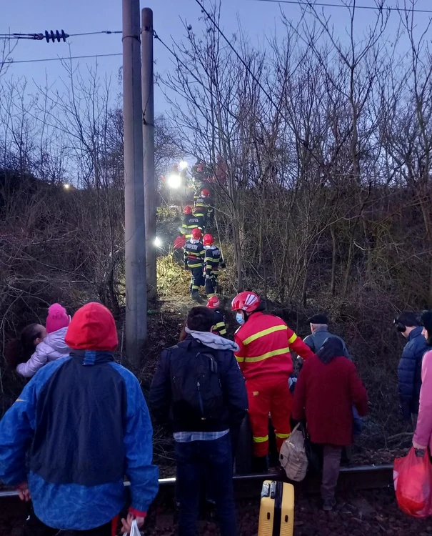 Călătorii au fost evacuați de către militarii ISU FOTO ISU Teleorman