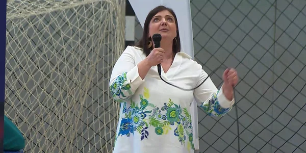 Georgiana fostă consumatoare de droguri vorbind elevilor sibieni despre experiența sa Foto captură video jpg
