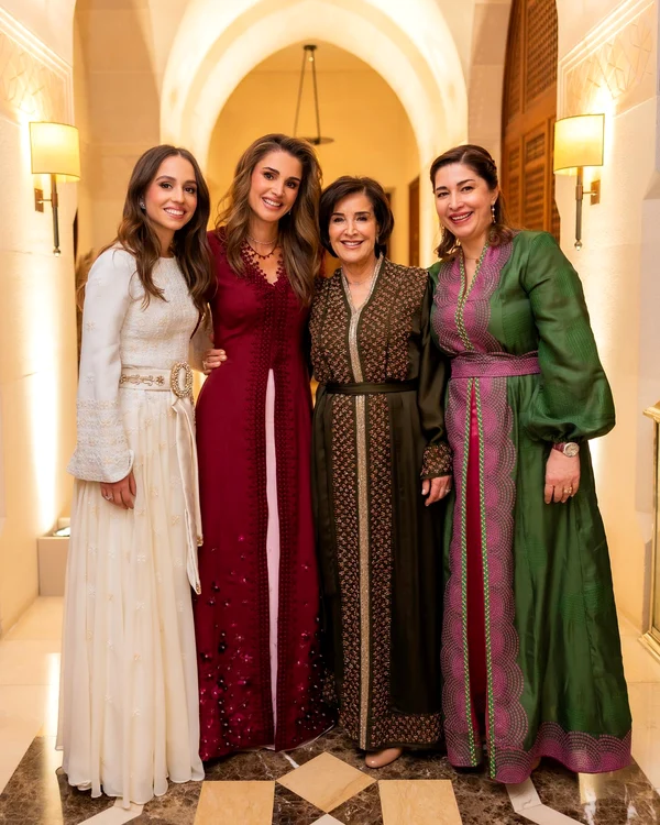 Regina Rania, cu mama și cu sora sa, Dina, la petrecerea cu henna a fiicei sale, Iman.