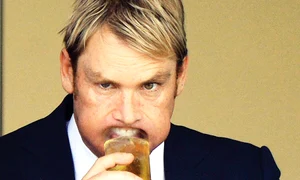 Shane Warne  o apucă de fund  în văzul tuturor pe  Elizabeth Hurley (Foto: Hepta) jpeg