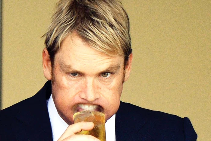 Shane Warne  o apucă de fund  în văzul tuturor pe  Elizabeth Hurley (Foto: Hepta)