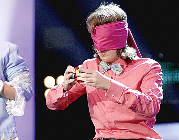 Cristian Leana a rezolvat un cub Rubik legat la ochi