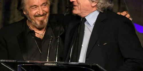 Al Pacino (S) acceptă Premiul American Icon de la Robert De Niro pe scena la premiile American Icon la hotelul Beverly Wilshire Four Seasons în Beverly Hills California Statele Unite ale Americii FOTO Guliver / Getty Images / Kevin Winter